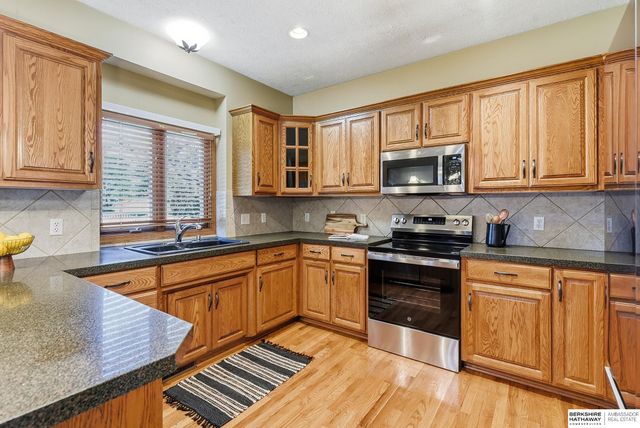 17122 V Street, Omaha, NE 68135