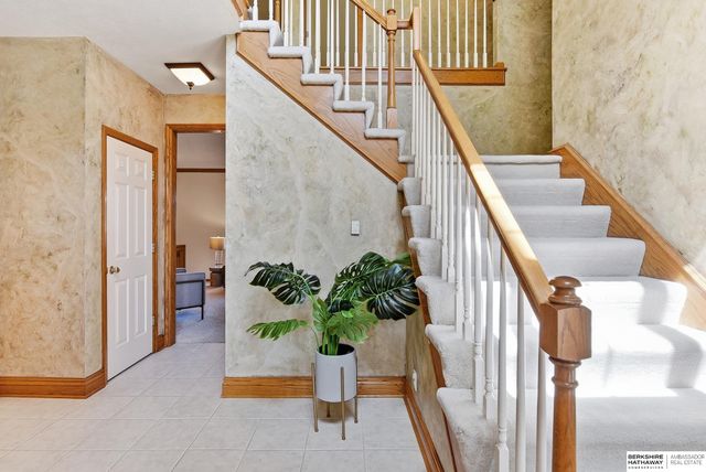 17122 V Street, Omaha, NE 68135