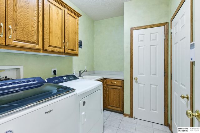17122 V Street, Omaha, NE 68135