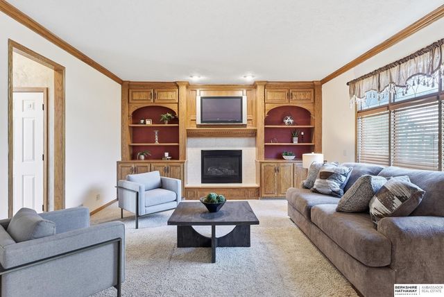 17122 V Street, Omaha, NE 68135