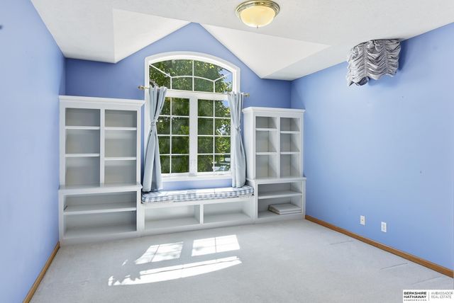 17122 V Street, Omaha, NE 68135