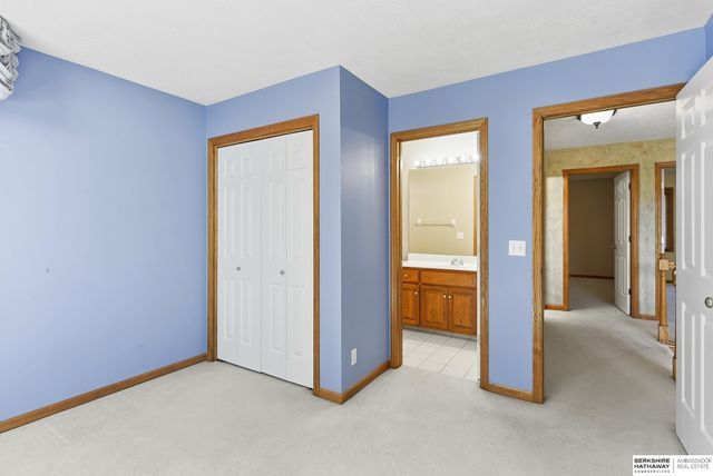 17122 V Street, Omaha, NE 68135