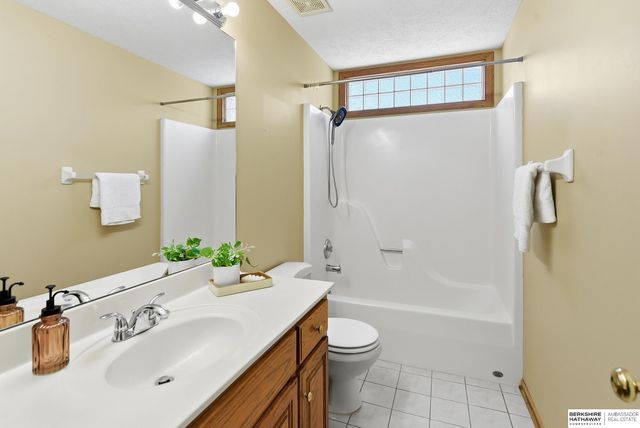 17122 V Street, Omaha, NE 68135