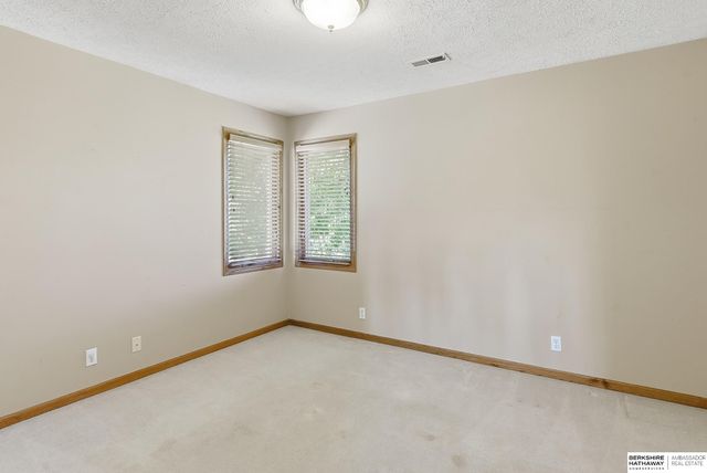 17122 V Street, Omaha, NE 68135