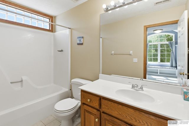 17122 V Street, Omaha, NE 68135