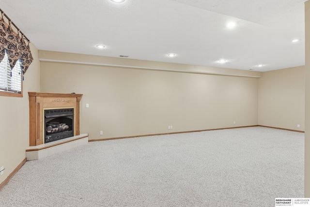 17122 V Street, Omaha, NE 68135