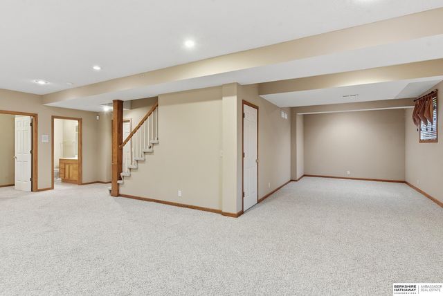 17122 V Street, Omaha, NE 68135