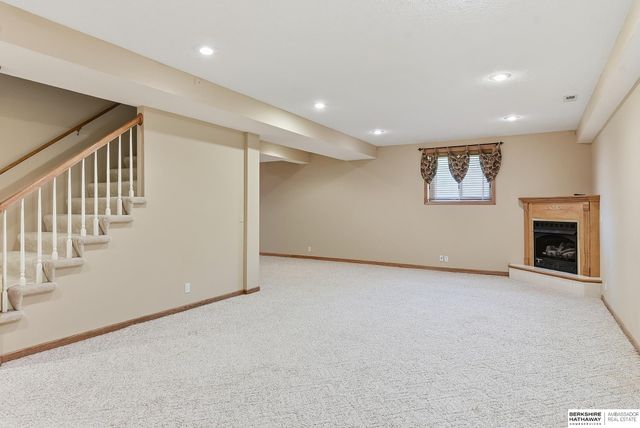 17122 V Street, Omaha, NE 68135