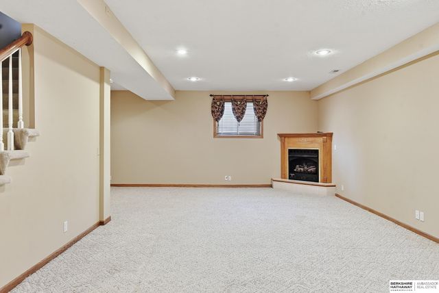 17122 V Street, Omaha, NE 68135