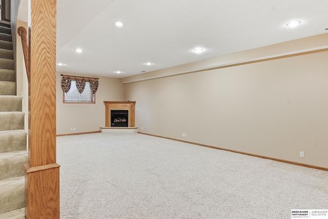 17122 V Street, Omaha, NE 68135