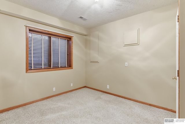 17122 V Street, Omaha, NE 68135