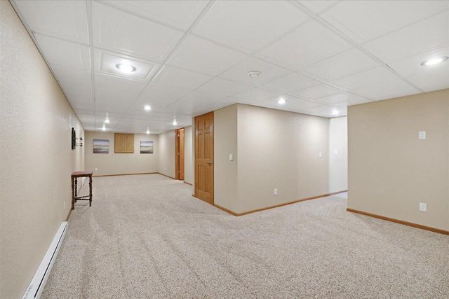 734 Creekwood LANE, West Bend, WI 53095