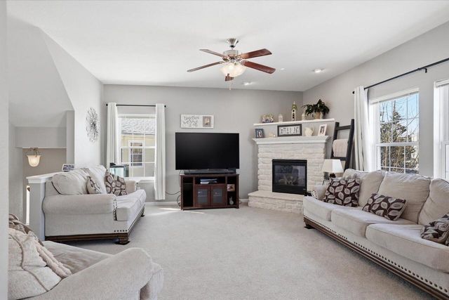 734 Creekwood LANE, West Bend, WI 53095