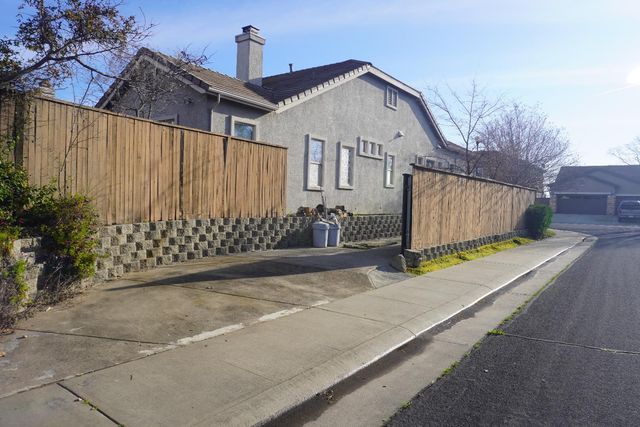1593 Diamond Woods Cir, Roseville, CA 95747