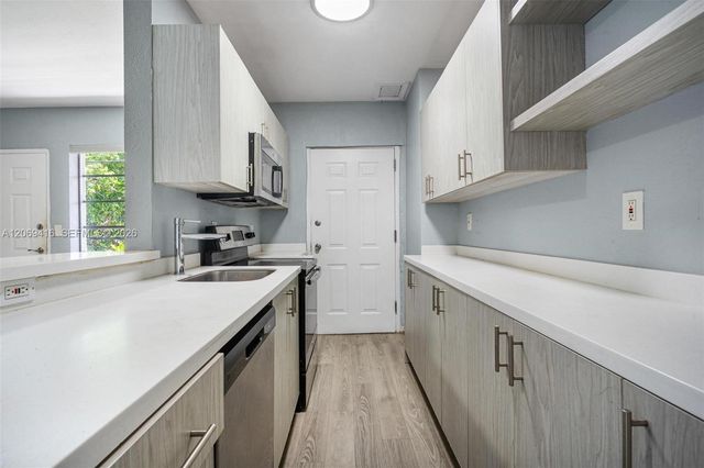 1135 8th Street 8, Miami Beach, FL 33139