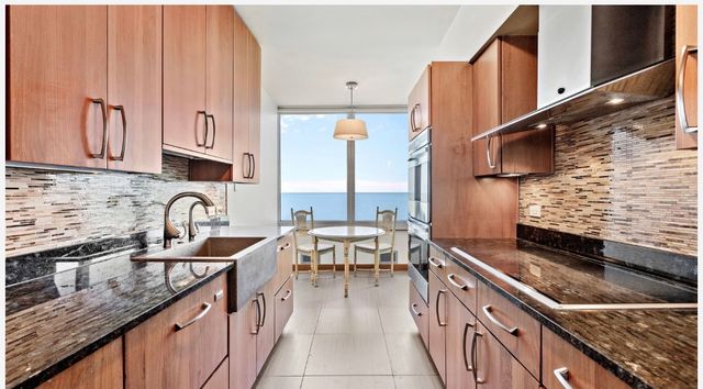 1300 N Lake Shore Drive 9A, Chicago, IL 60610