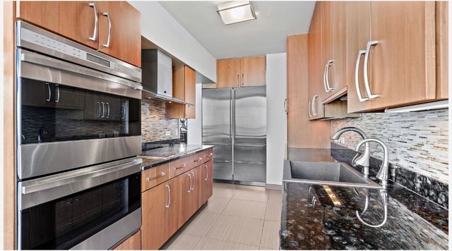 1300 N Lake Shore Drive 9A, Chicago, IL 60610