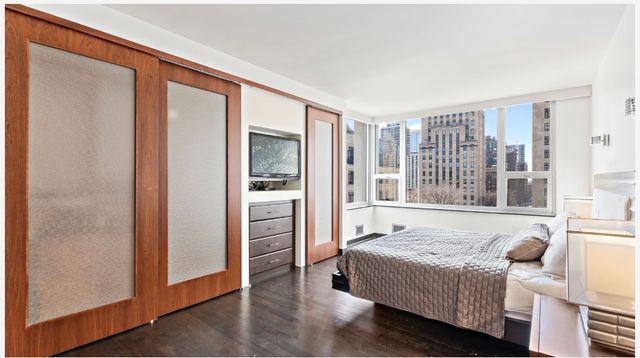 1300 N Lake Shore Drive 9A, Chicago, IL 60610