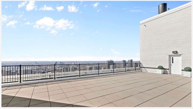 1300 N Lake Shore Drive 9A, Chicago, IL 60610