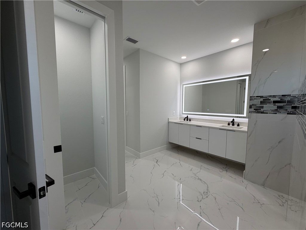Image 12 of property listing at 112 NE 6th ST, Cape Coral, FL 33909