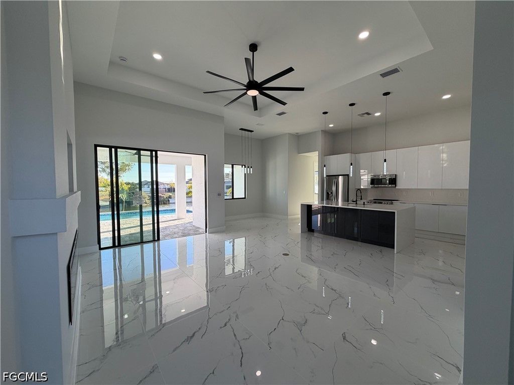 Image 4 of property listing at 112 NE 6th ST, Cape Coral, FL 33909