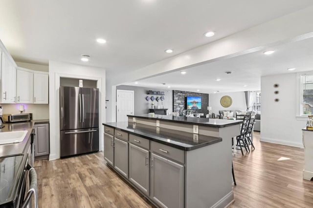 9205 S Chicago ROAD, Oak Creek, WI 53154