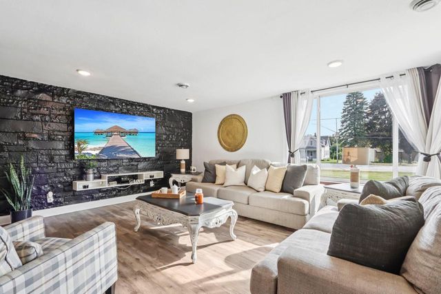 9205 S Chicago ROAD, Oak Creek, WI 53154