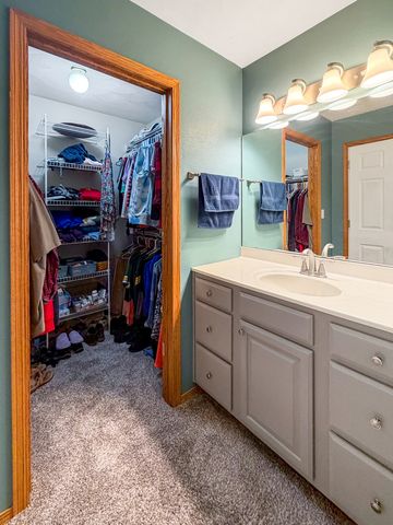 1150 S Greenfield Drive 1150, Freeport, IL 61032