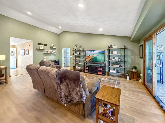 1150 S Greenfield Drive 1150, Freeport, IL 61032