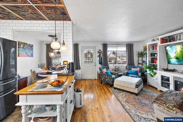 300 W Clackamas Cir, Woodburn, OR 97071