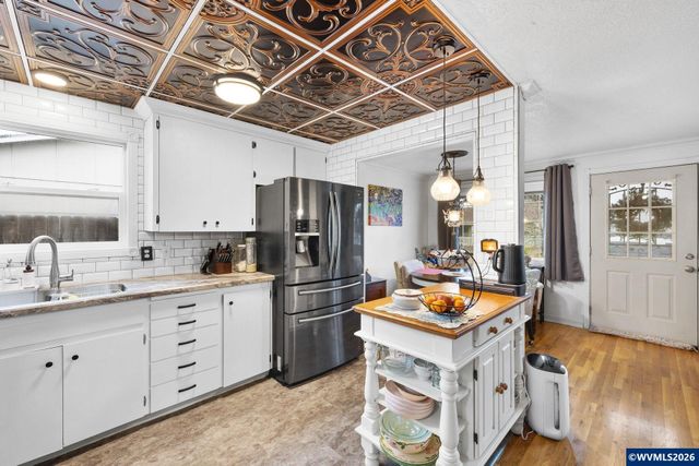 300 W Clackamas Cir, Woodburn, OR 97071