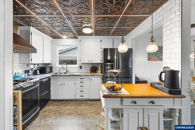 300 W Clackamas Cir, Woodburn, OR 97071