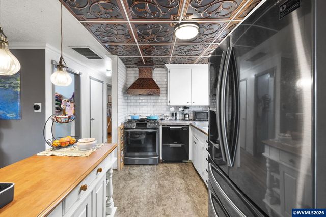 300 W Clackamas Cir, Woodburn, OR 97071