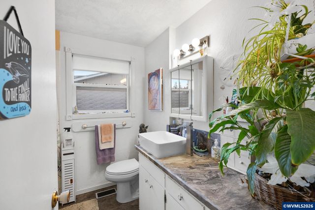 300 W Clackamas Cir, Woodburn, OR 97071