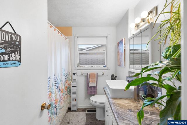 300 W Clackamas Cir, Woodburn, OR 97071