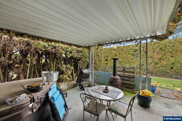 300 W Clackamas Cir, Woodburn, OR 97071