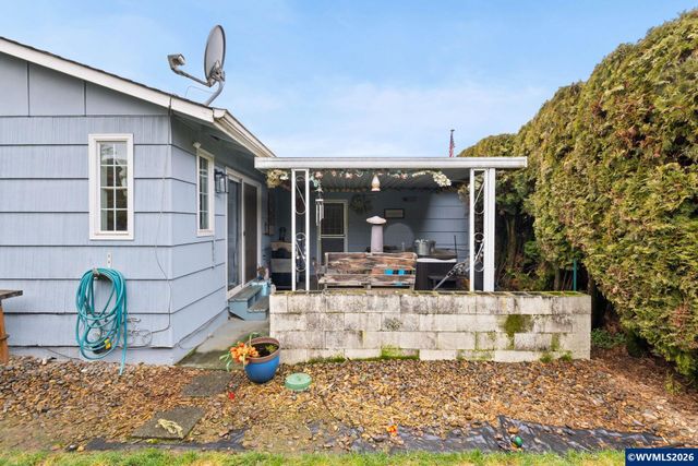 300 W Clackamas Cir, Woodburn, OR 97071