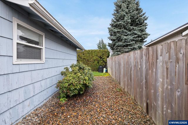 300 W Clackamas Cir, Woodburn, OR 97071