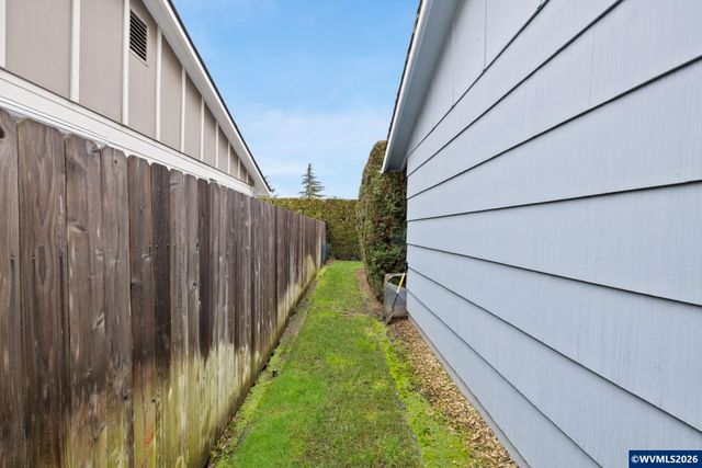 300 W Clackamas Cir, Woodburn, OR 97071