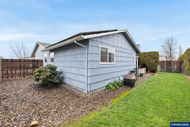 300 W Clackamas Cir, Woodburn, OR 97071
