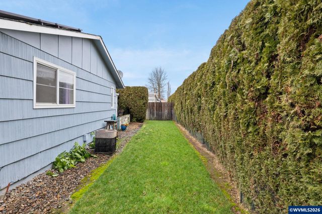 300 W Clackamas Cir, Woodburn, OR 97071