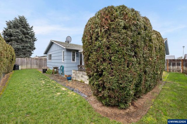 300 W Clackamas Cir, Woodburn, OR 97071