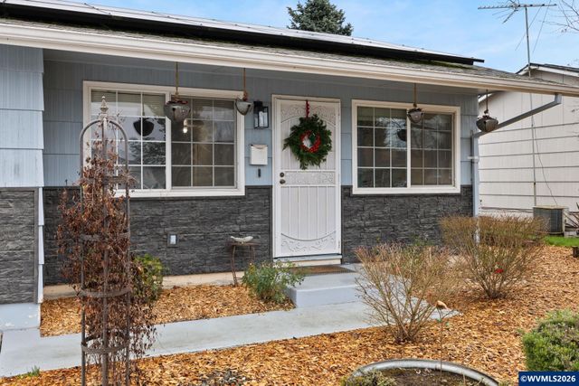 300 W Clackamas Cir, Woodburn, OR 97071