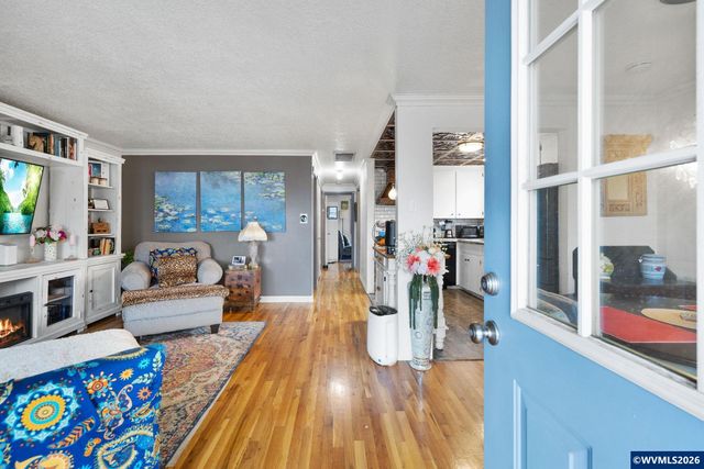 300 W Clackamas Cir, Woodburn, OR 97071