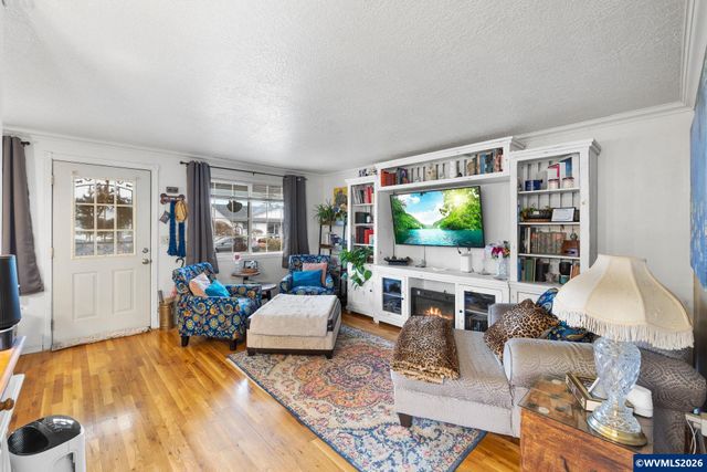 300 W Clackamas Cir, Woodburn, OR 97071