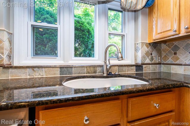1459 Almond Drive, Troy, MI 48098