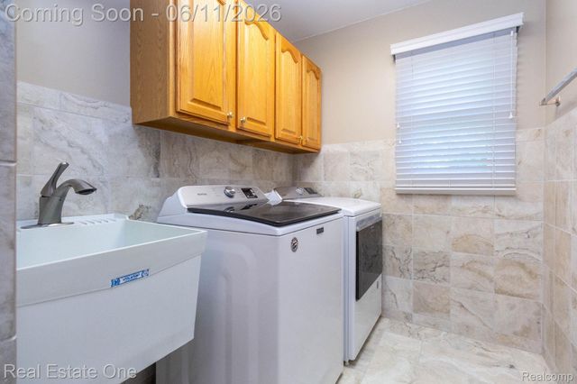 1459 Almond Drive, Troy, MI 48098