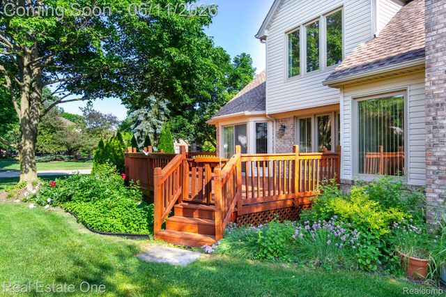 1459 Almond Drive, Troy, MI 48098
