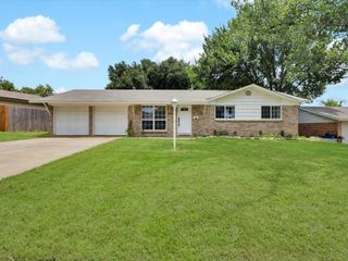 540 NW Mound Street, Burleson, TX 76028