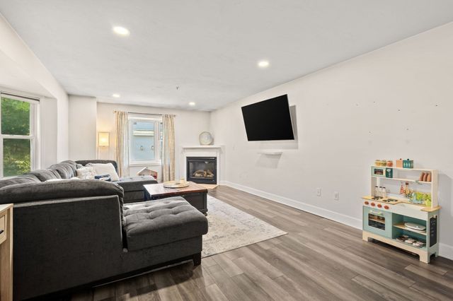 703 Old Bridge Ln 703, Bellingham, MA 02019